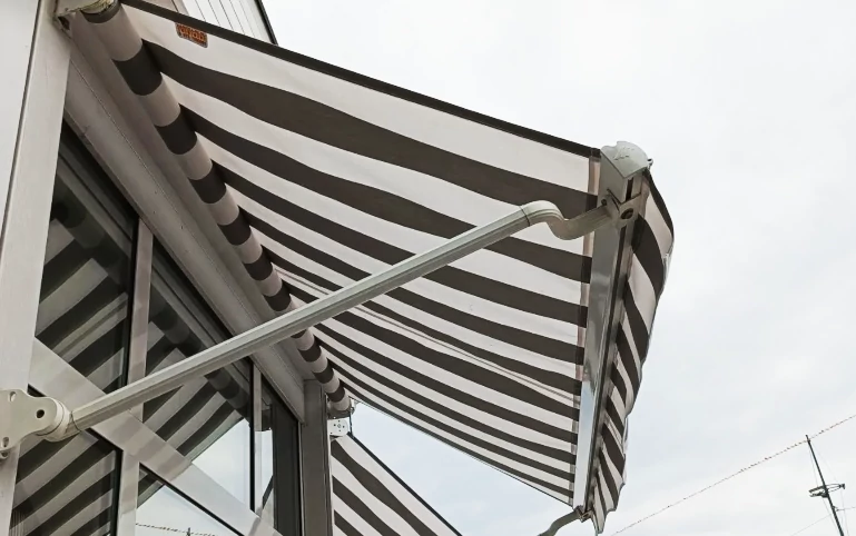 Маркизы с падающим локтем